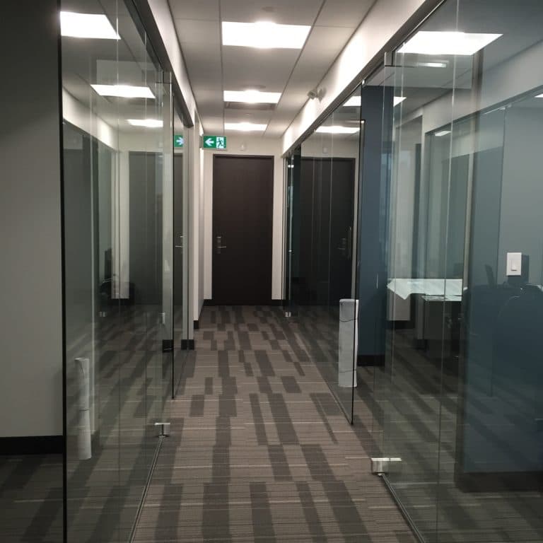 Universal patch fittings for safety glass